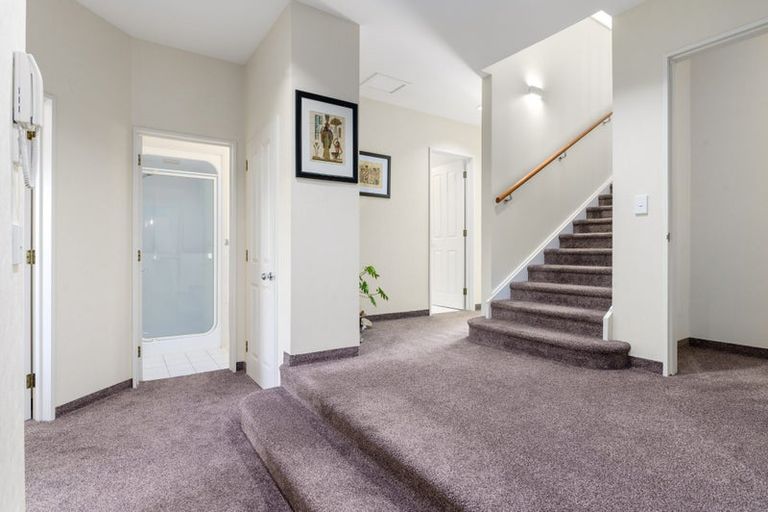 Photo of property in 2 Minchin Crescent, St Andrews, Hamilton, 3200