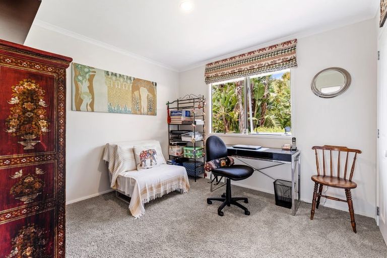 Photo of property in 1/4 Roberts Road, Matakatia, Whangaparaoa, 0930