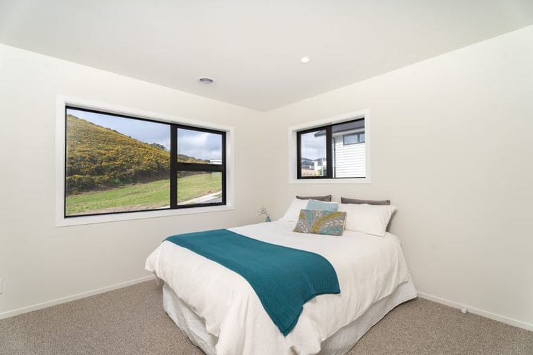 Photo of property in 50 Farnworth Terrace, Glenside, Wellington, 6037