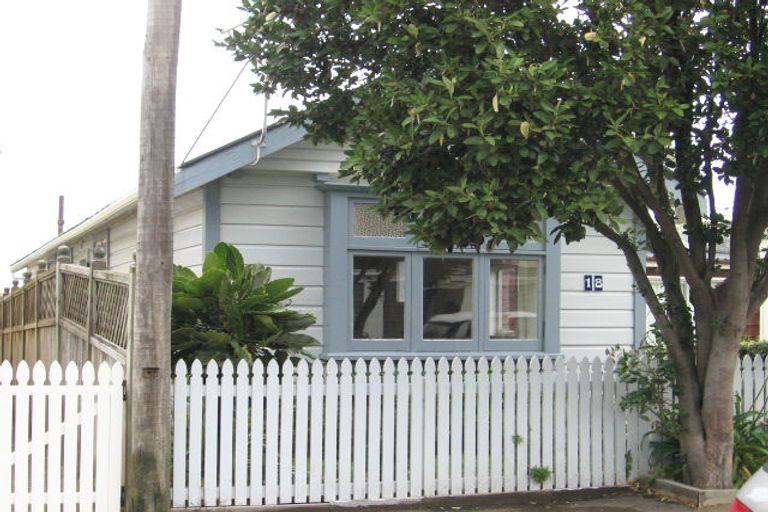 Photo of property in 20 Apu Crescent, Lyall Bay, Wellington, 6022