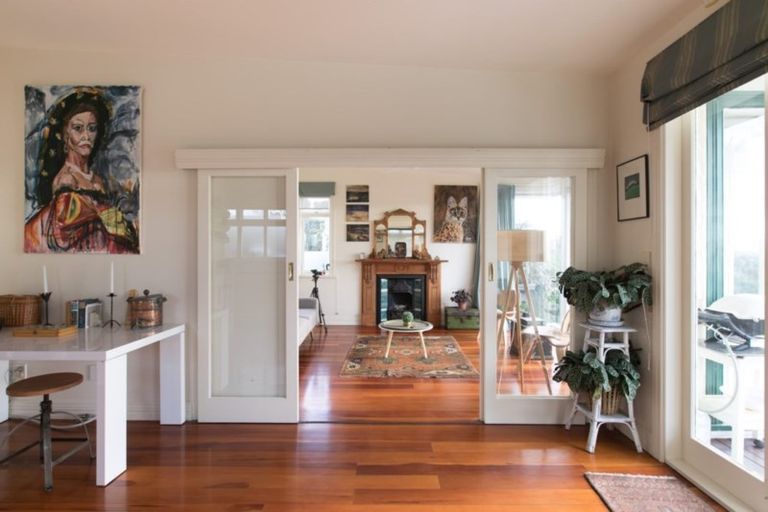 Photo of property in 42 Queen Street, Northcote Point, Auckland, 0627