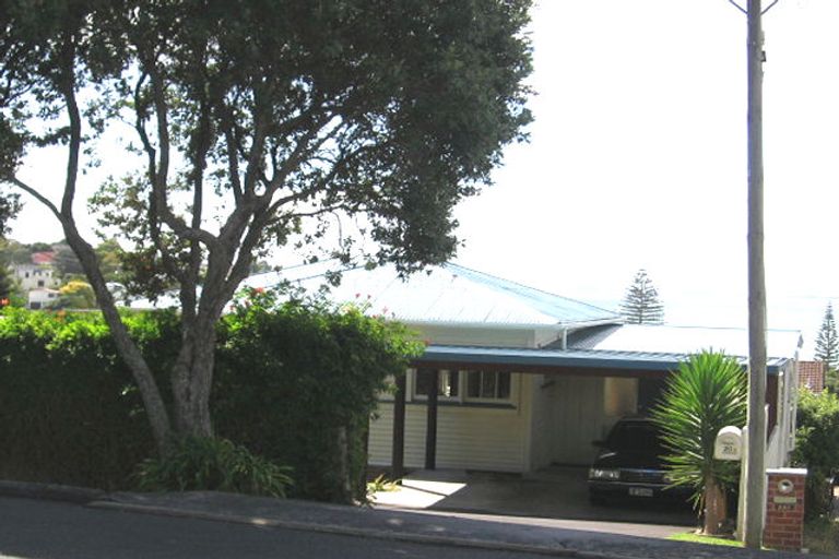 Photo of property in 2/20 Aotearoa Terrace, Murrays Bay, Auckland, 0630