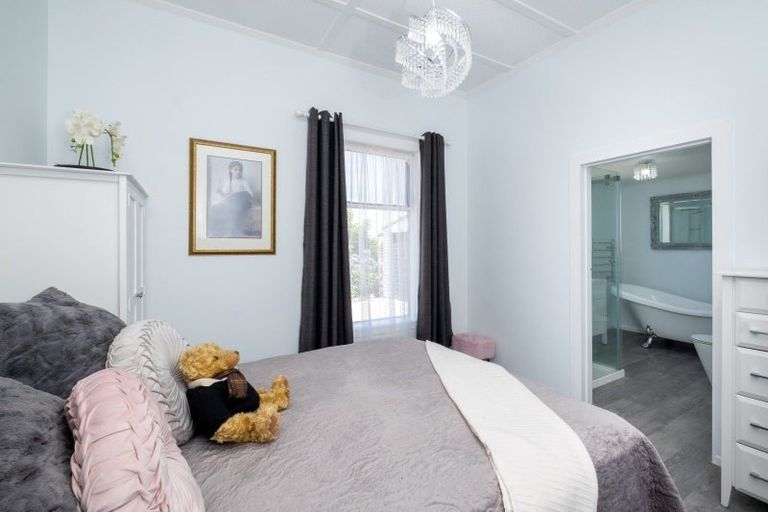 Photo of property in 104 Ferry Road, Clive, 4102