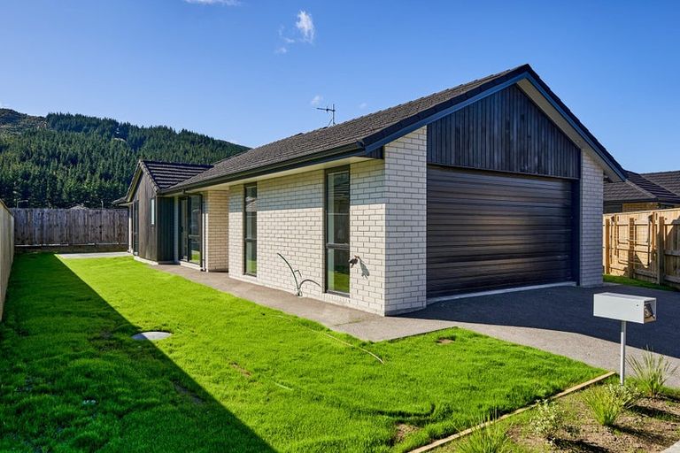 Photo of property in 5 Te Ara O Pukeko, Wainuiomata, Lower Hutt, 5014