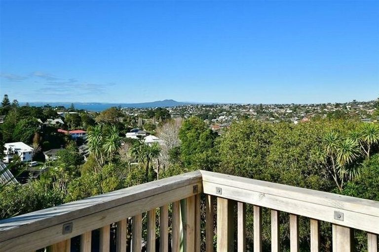 Photo of property in 12 Barker Rise, Northcross, Auckland, 0632