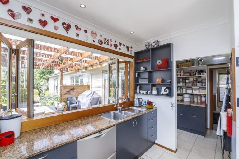 Photo of property in 38 Winston Avenue, Hokowhitu, Palmerston North, 4410