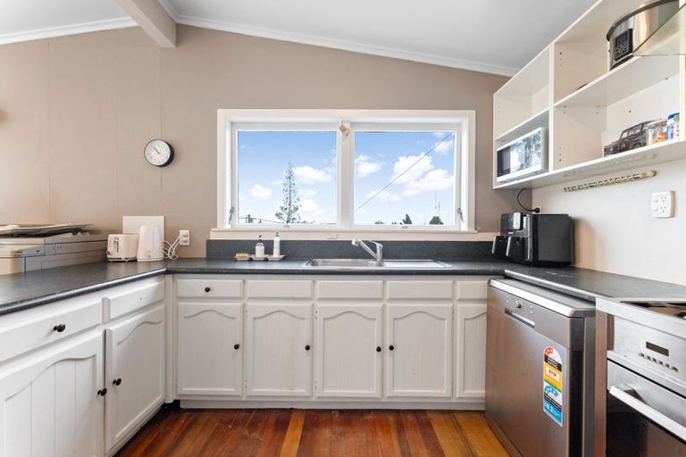 Photo of property in 6 Merville Avenue, Te Atatu South, Auckland, 0610