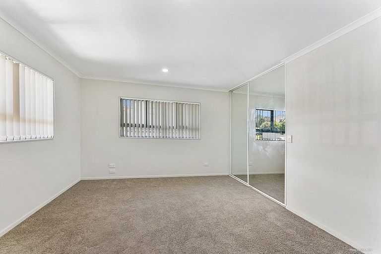Photo of property in 18 Pistachio Place, Goodwood Heights, Auckland, 2105