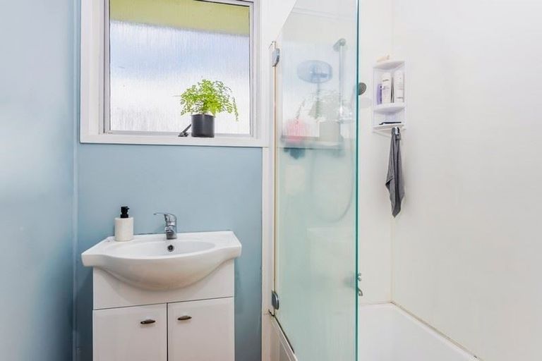 Photo of property in 21 Donovan Avenue, Massey, Auckland, 0614