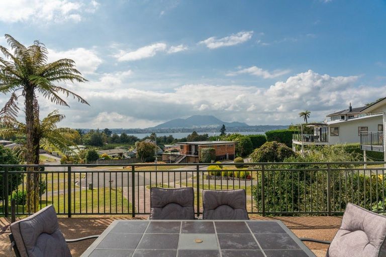 Photo of property in 8 Earle Place, Acacia Bay, Taupo, 3330