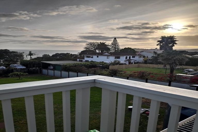 Photo of property in 114 Pacific Parade, Army Bay, Whangaparaoa, 0930