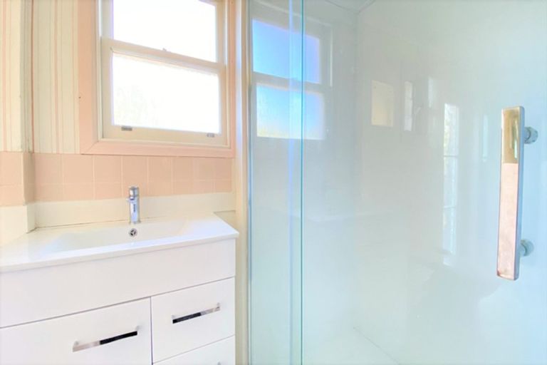 Photo of property in 57 Exmouth Road, Northcote, Auckland, 0627