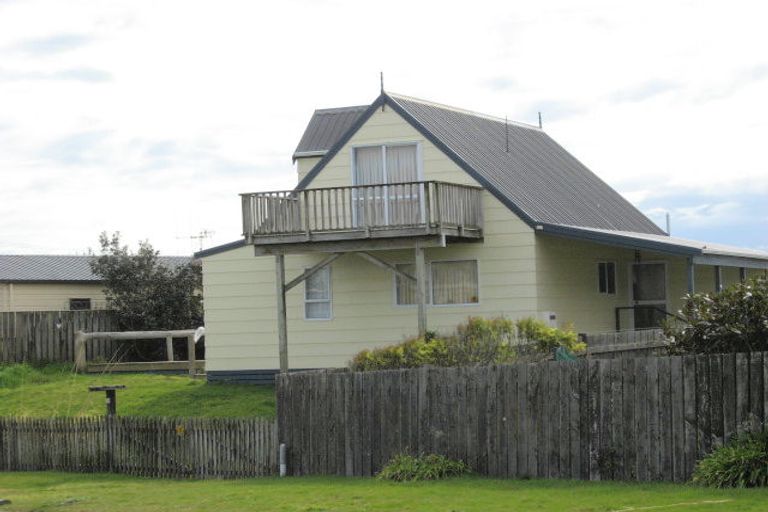 Photo of property in 11 Duncan Street, Waikawa Beach, Levin, 5573