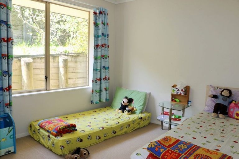 Photo of property in 28 Black Teal Close, Unsworth Heights, Auckland, 0632