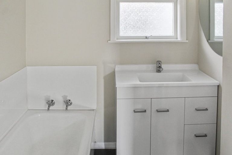 Photo of property in 5 Sutherland Crescent, Westbrook, Palmerston North, 4412