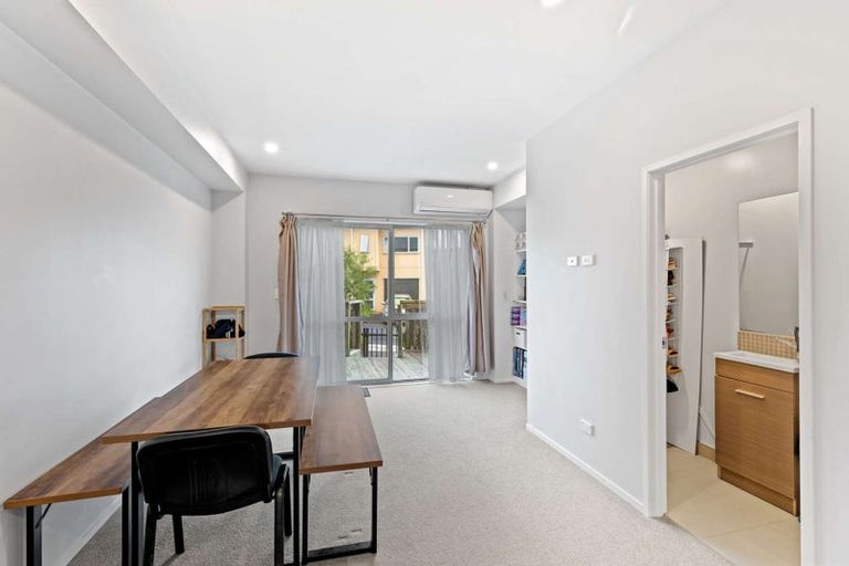 Photo of property in 26/11 Ray Small Drive, Papakura, 2110