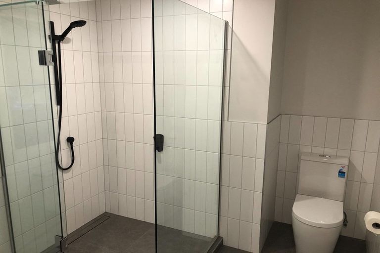 Photo of property in 328 Glenfield Road, Glenfield, Auckland, 0629