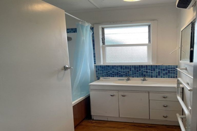 Photo of property in 194 Chivalry Road, Glenfield, Auckland, 0629