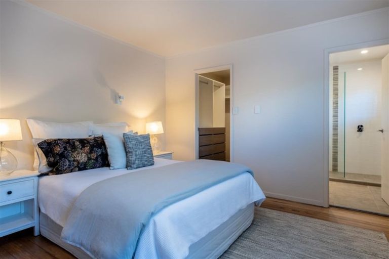 Photo of property in 16 Ridge Road, Waiake, Auckland, 0630