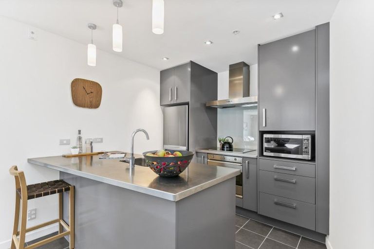 Photo of property in Portal Apartments, 2e/42 Cable Street, Te Aro, Wellington, 6011