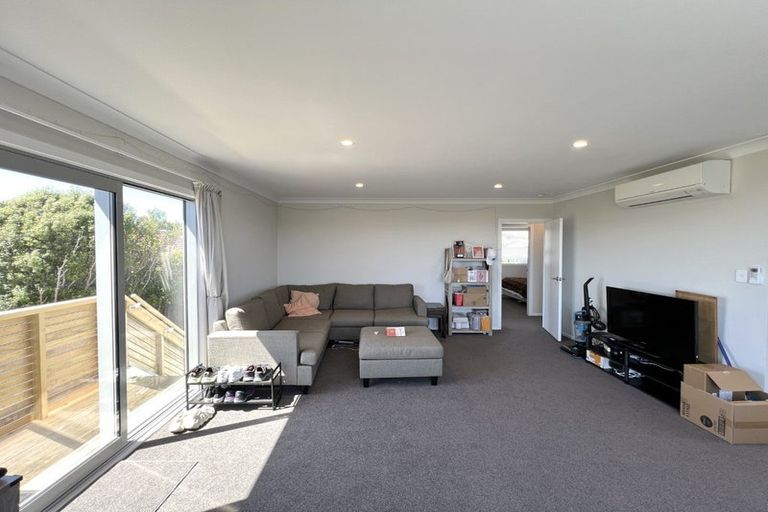 Photo of property in 20a Chetwode Grove, Newlands, Wellington, 6037
