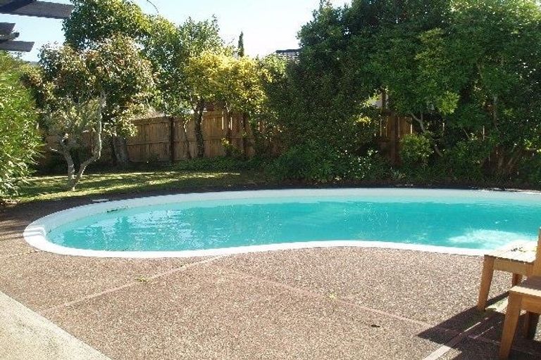 Photo of property in 130 Chelsea View Drive, Chatswood, Auckland, 0626