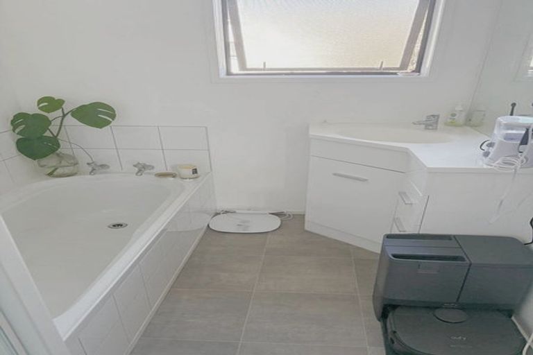 Photo of property in 2 Sheehan Road, Te Atatu South, Auckland, 0610