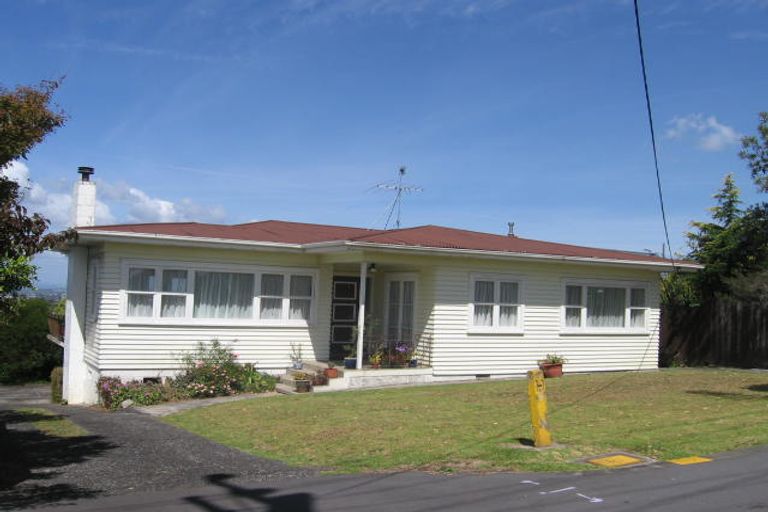 Photo of property in 341 Glenfield Road, Glenfield, Auckland, 0629
