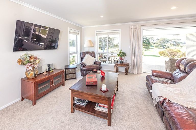 Photo of property in 37 Golf Vue Place, Castlecliff, Whanganui, 4501