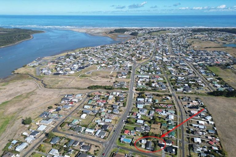 Photo of property in 8b Te Awa Street, Foxton Beach, Foxton, 4815