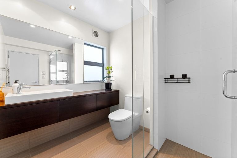 Photo of property in 2a Mirwill Road, Rothesay Bay, Auckland, 0630