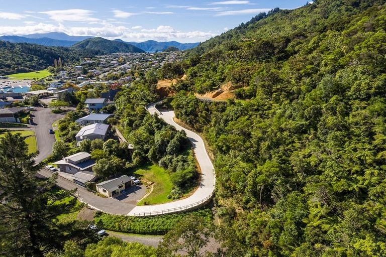 Photo of property in 25 Seaview Crescent, Picton, 7220