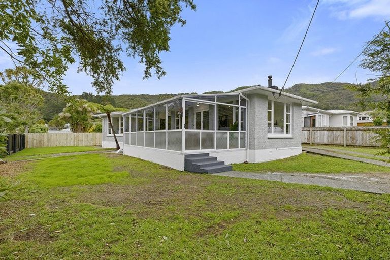 Photo of property in 27 Lees Grove, Wainuiomata, Lower Hutt, 5014