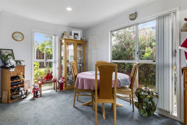 Photo of property in 7 Woodman Place, West Harbour, Auckland, 0618