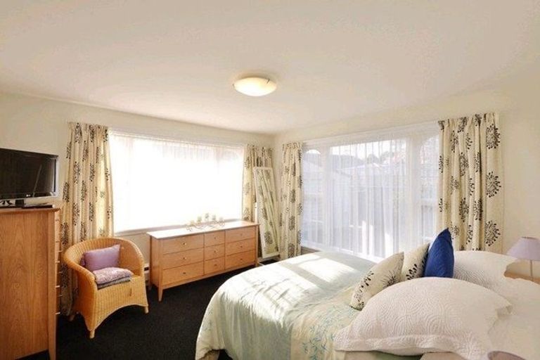 Photo of property in 51 Grahams Road, Ilam, Christchurch, 8041