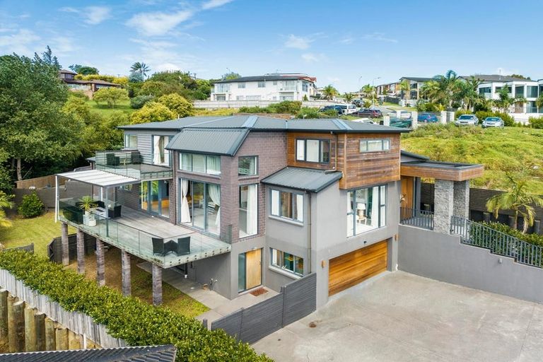 Photo of property in 13 Bartells Drive, Goodwood Heights, Auckland, 2105