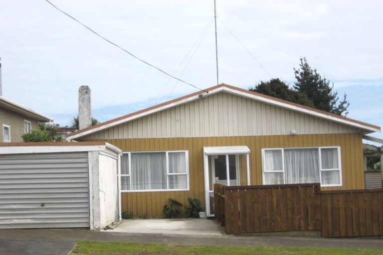 Photo of property in 90 Pioneer Road, Moturoa, New Plymouth, 4310