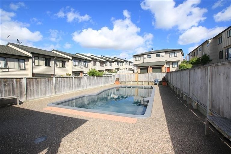 Photo of property in 24/22 Northcross Drive, Oteha, Auckland, 0632