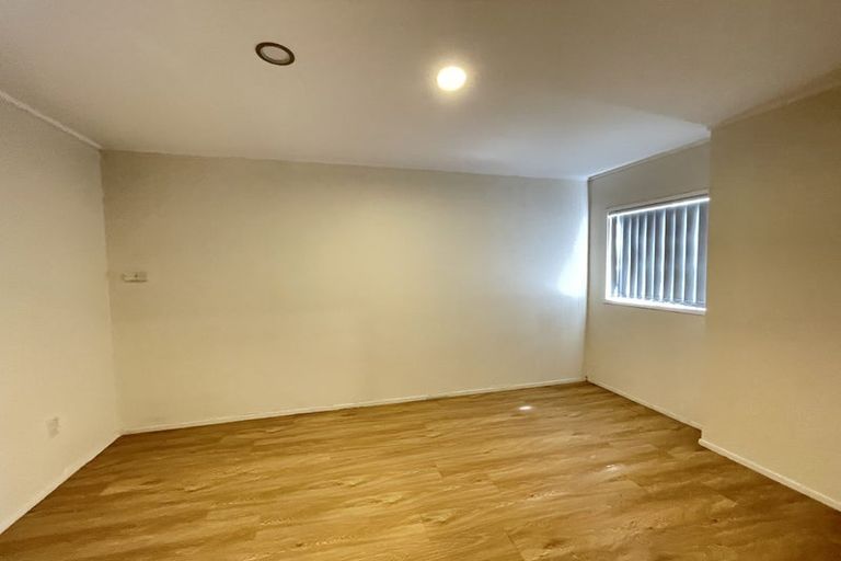 Photo of property in 11 Walnut Lane, Browns Bay, Auckland, 0630