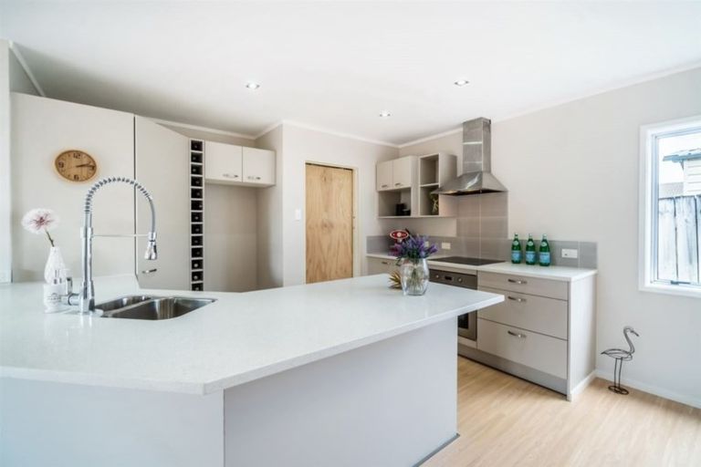 Photo of property in 2/210 Sunnynook Road, Totara Vale, Auckland, 0627