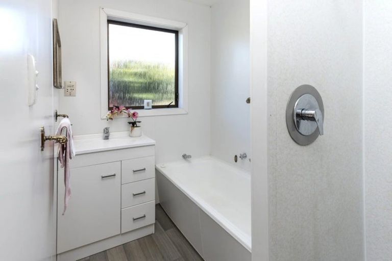 Photo of property in 11 Eglinton Street, Avondale, Christchurch, 8061