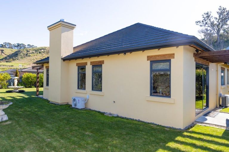 Photo of property in 12 Oak Place, Poraiti, Napier, 4112