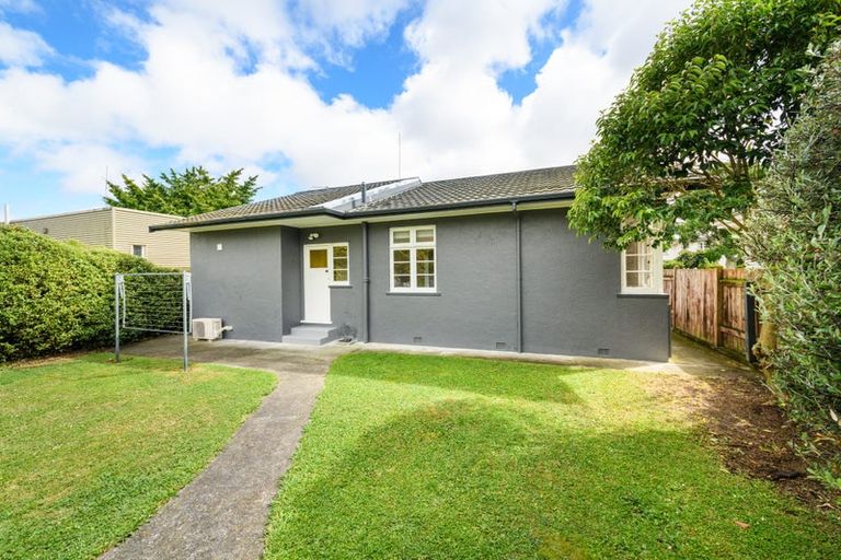 Photo of property in 32 Pahiatua Street, Hokowhitu, Palmerston North, 4410