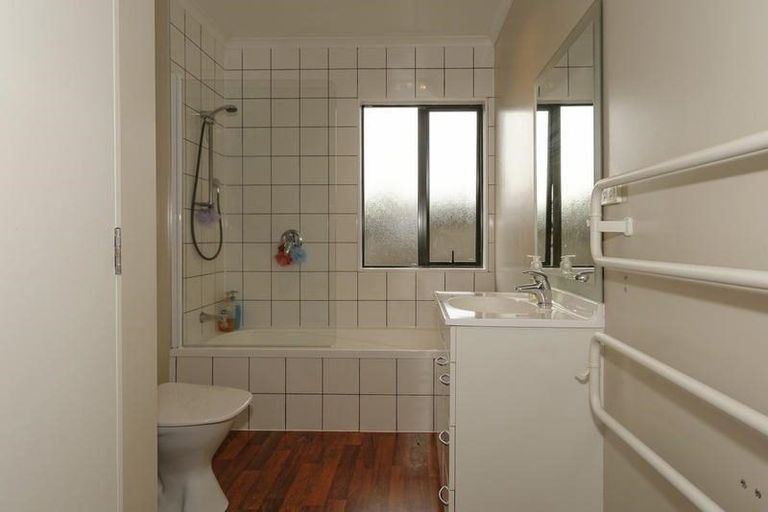 Photo of property in 10a Rena Place, West Harbour, Auckland, 0618