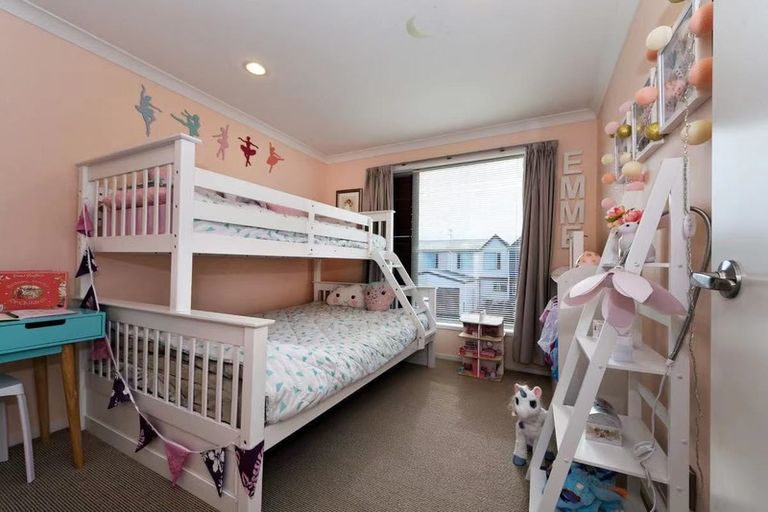 Photo of property in 9l Clearwater Cove, West Harbour, Auckland, 0618