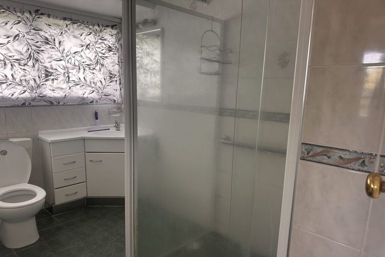 Photo of property in 261 Wairau Road, Totara Vale, Auckland, 0627