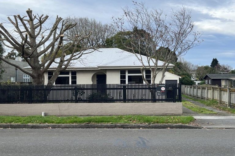 Photo of property in 28 Pahiatua Street, Hokowhitu, Palmerston North, 4410