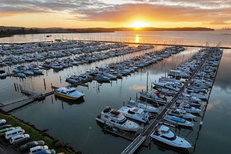 Photo of property in 168 Luckens Road, West Harbour, Auckland, 0618