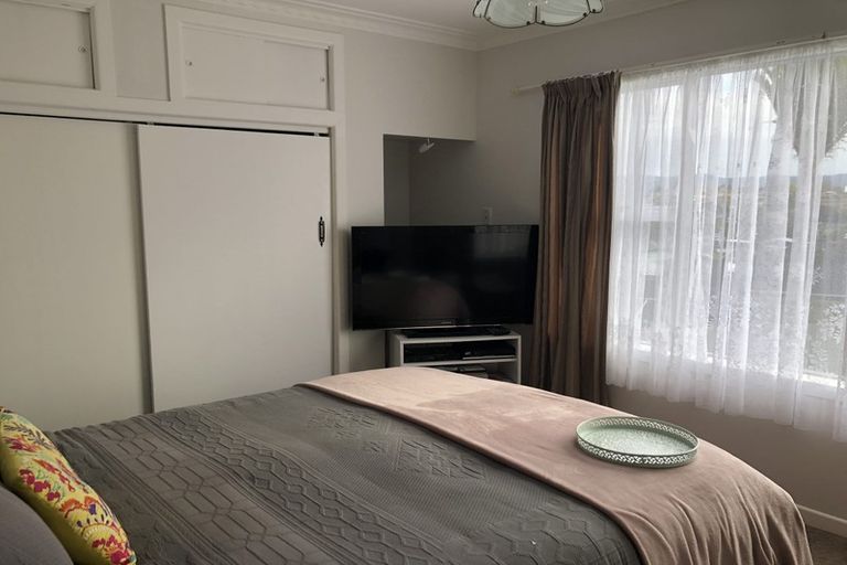 Photo of property in 11 Castaing Crescent, Te Atatu South, Auckland, 0610