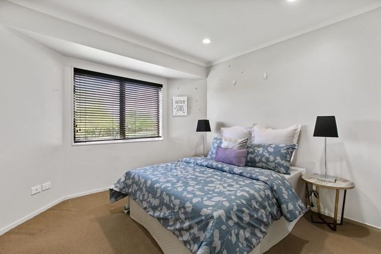 Photo of property in 15 Carisbrook Crescent, Papakura, 2110